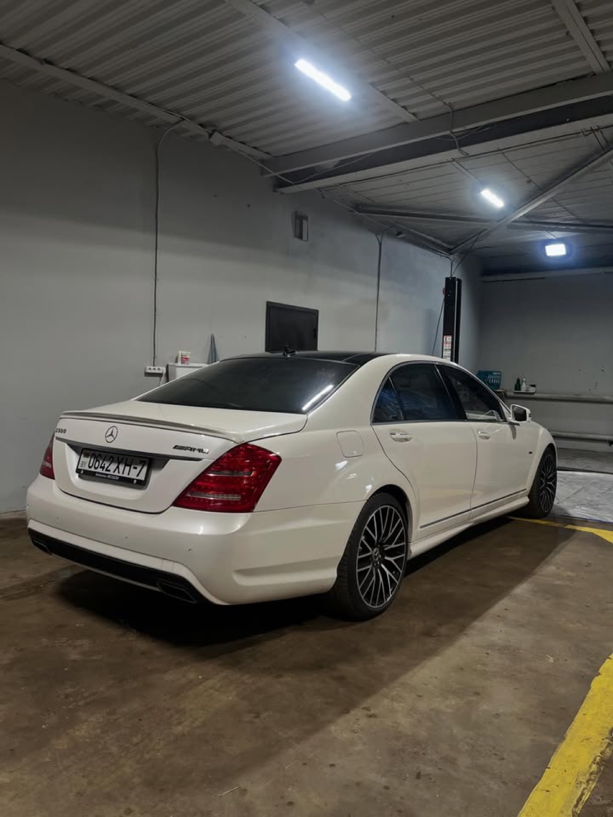 Mercedes-Benz S-Class на подъёмнике в сервисе