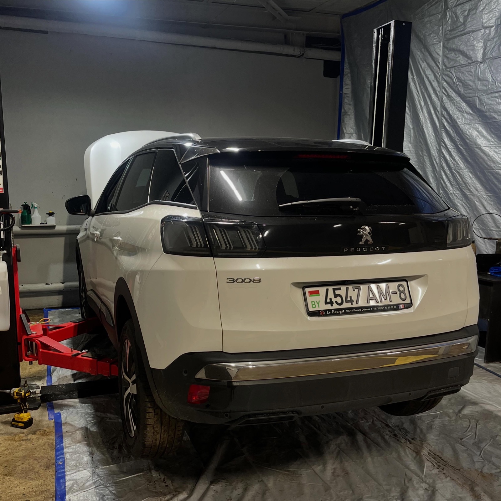 Peugeot 3008 на подъёмнике в сервисе